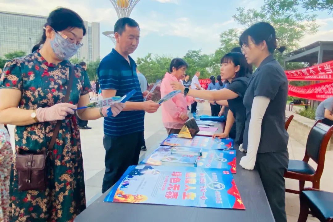 △龙首湖景区，相关成员单位正在向居民群众普及禁毒知识。