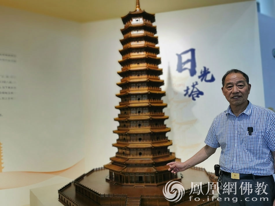 黄大树介绍古塔建筑(图片来源:凤凰网佛教 摄影:唐中)