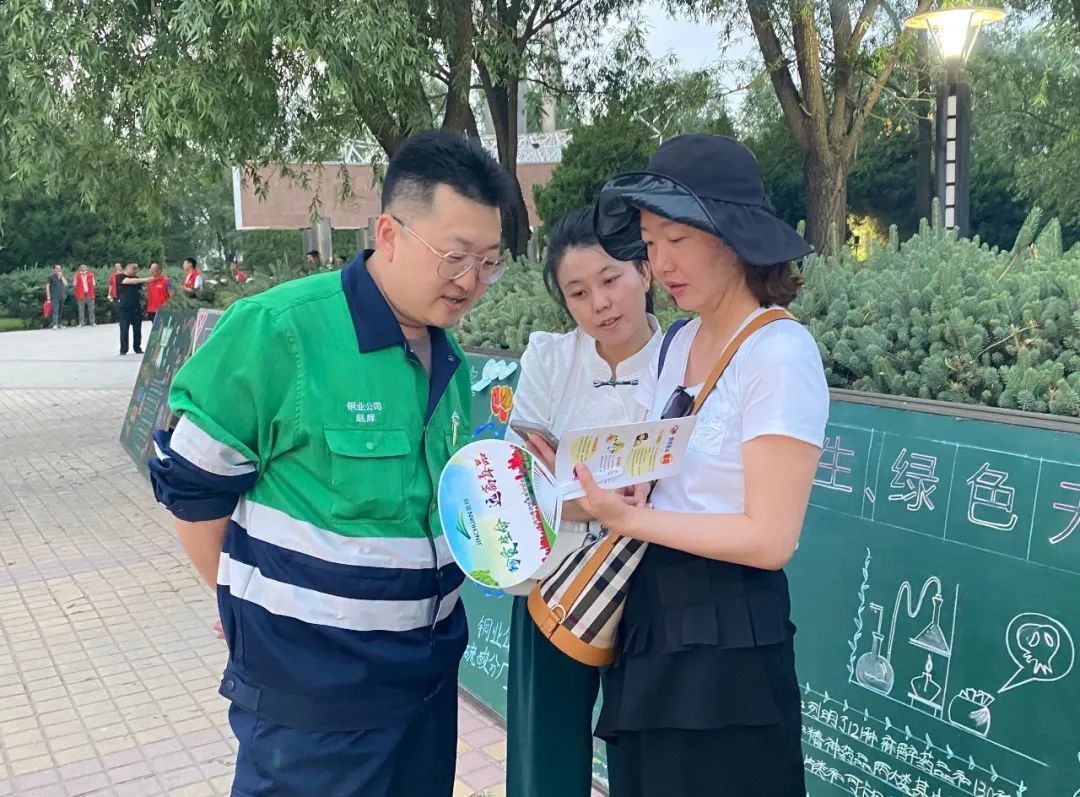 △在金川广场，相关成员单位正在向居民群众普及禁毒知识。