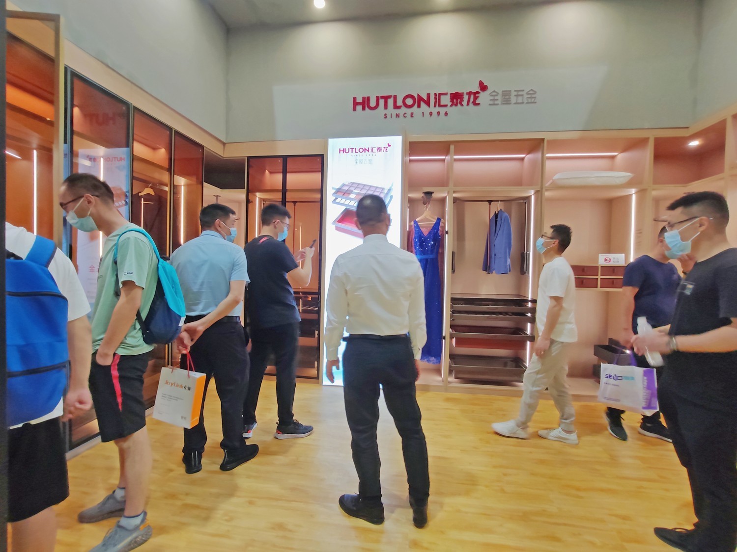 广州定制家居BOB竞猜展丨汇泰龙实力吸睛展位人潮如织！(图6)