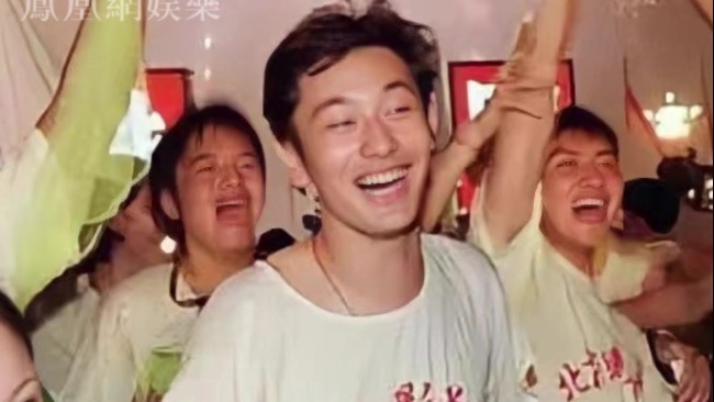 20岁的黄晓明庆祝香港回归 画面中充斥着热血与青春