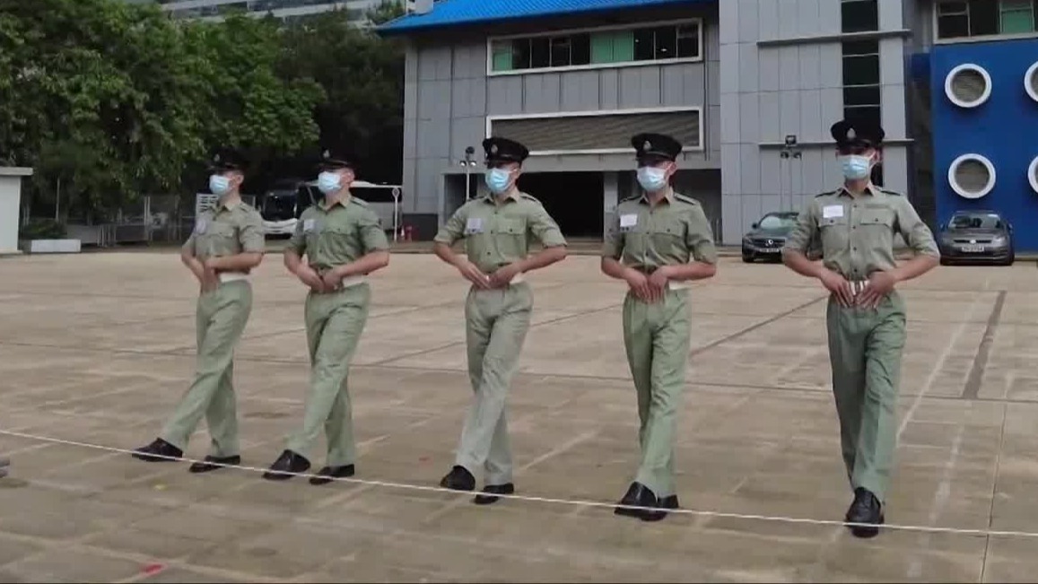 从接受中式步操训练，到以中式步操进行升旗礼，香港警队正迈入历史新篇章