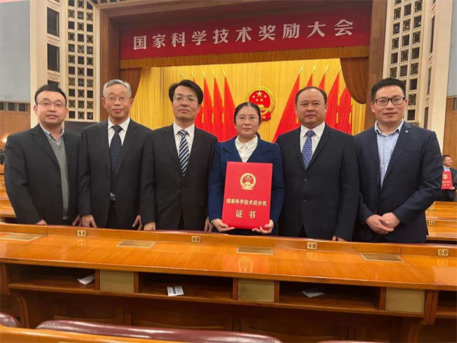 图丨吉兴香教授（右三）带领团队，以齐鲁工业大学为第一完成单位捧回2020年度国家科学技术进步二等奖。