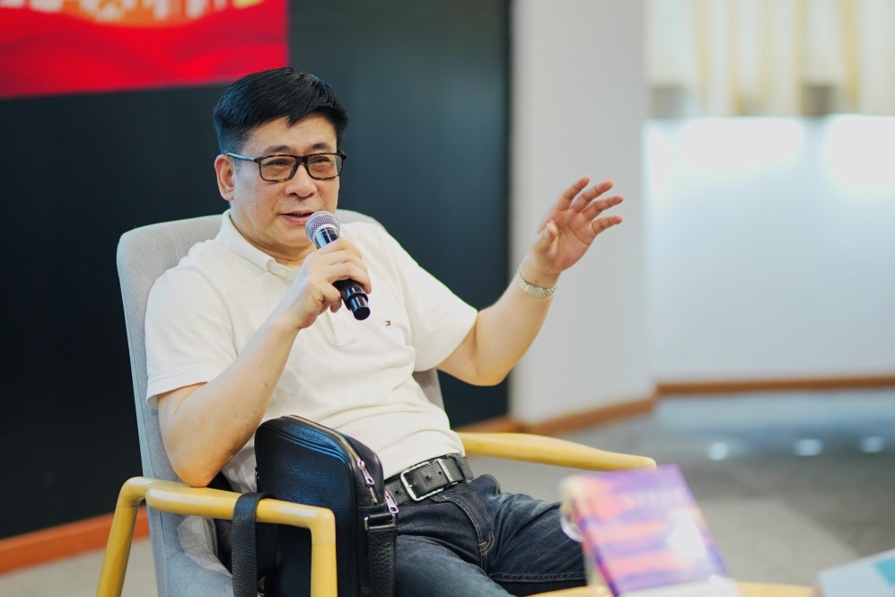 鲁迅文学奖得主朱辉心中的南京这座城市特别有文化的滋养