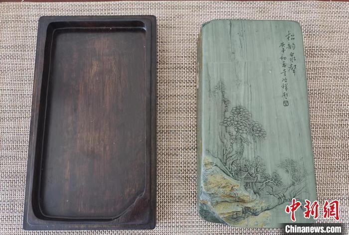 图为甘肃甘南州洮砚艺人为提升洮砚文化内涵,制作“一盒一拓”成品展示。(资料图) 张婧 摄
