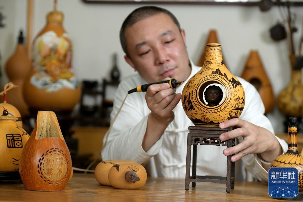 6月18日，民间艺人曹磊在石家庄市新华区工作室进行葫芦传统器具创作。