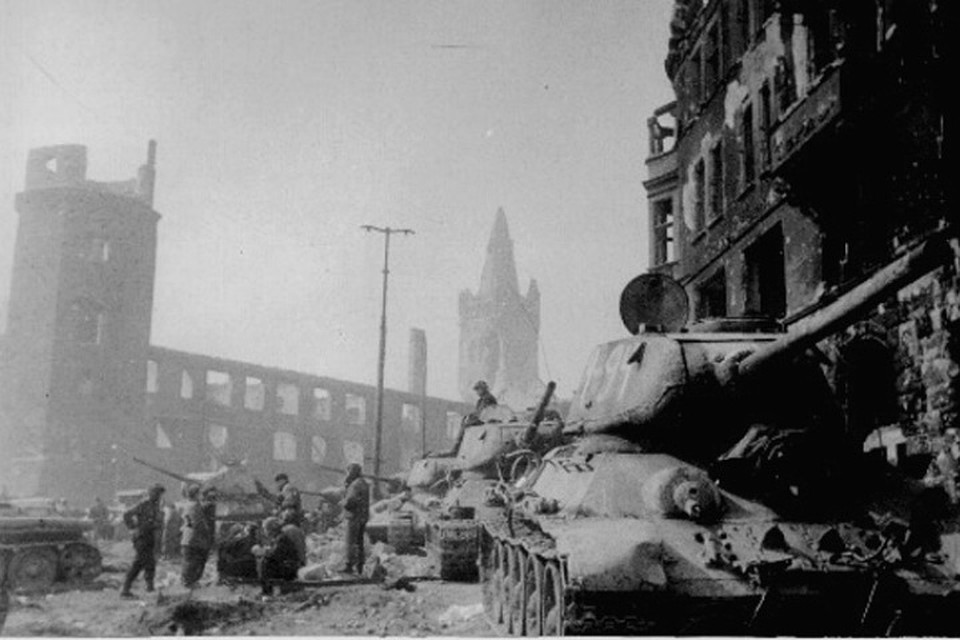 柯尼斯堡废墟中的苏军装甲兵