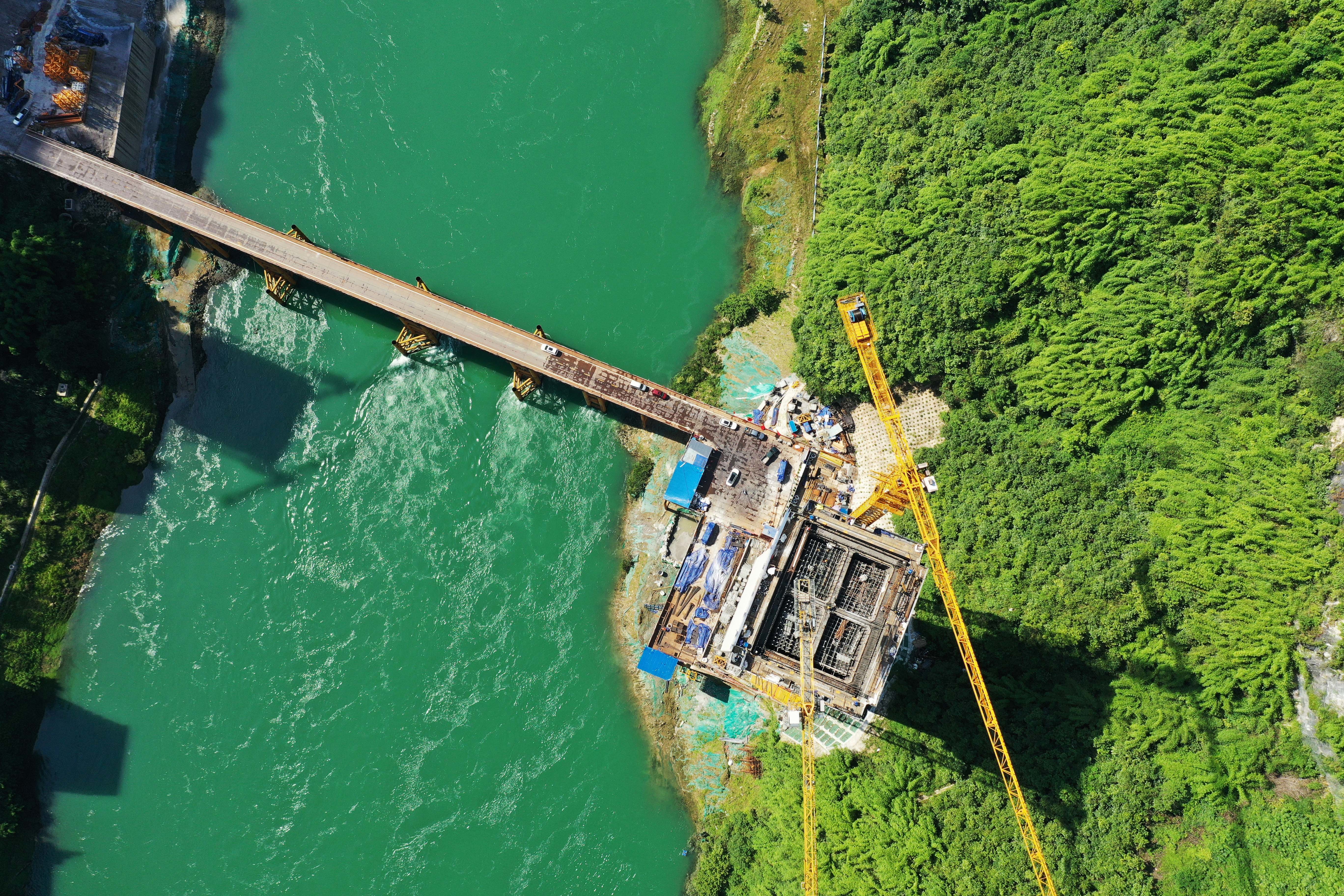 6月30日,渝湘复线高速公路彭酉2标磨寨乌江特大桥3号主墩墩身已浇筑至