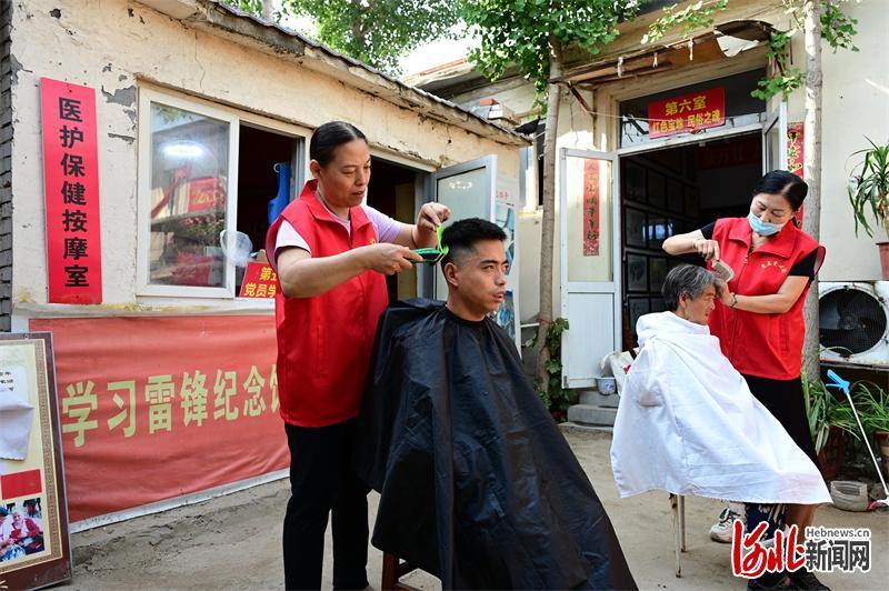 6月25日,在衡水市区老孟爱心小院,志愿者为孤寡老人和残疾人义务理发。 河北日报记者焦磊摄