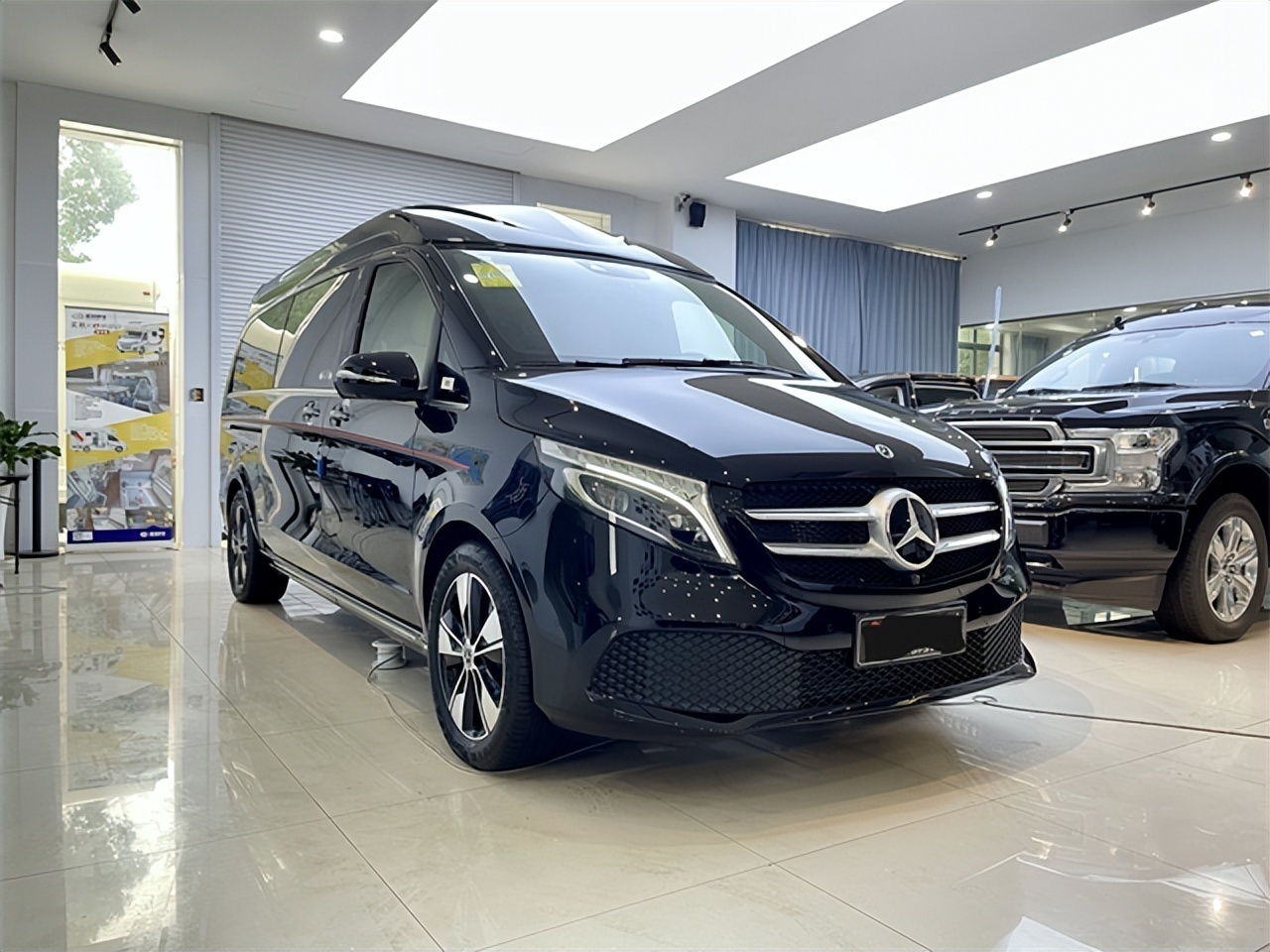 奔驰v260l改装定制高顶巴塞罗那版实拍