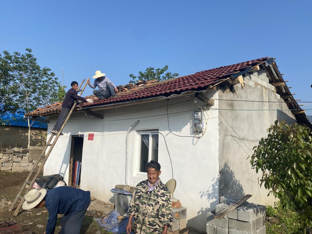 (图为修缮五保户房屋)
