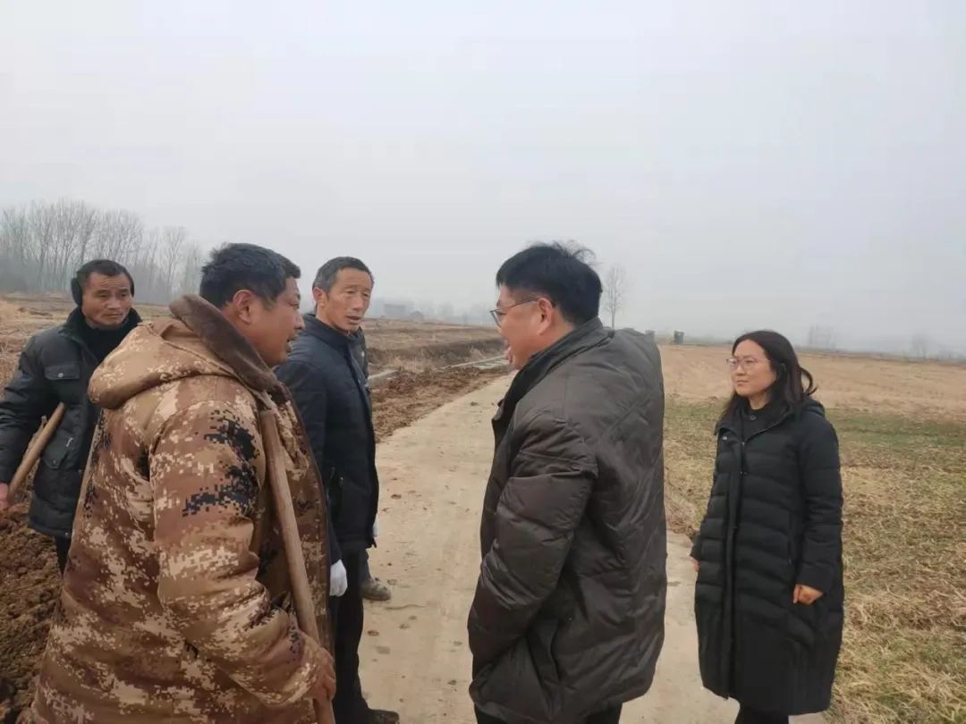 驻村工作队与朱岗村民组代表商议拓宽道路事宜