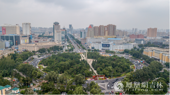 人民广场绿树紧促，宛如林海。凤凰网吉林 梁琪佳/摄