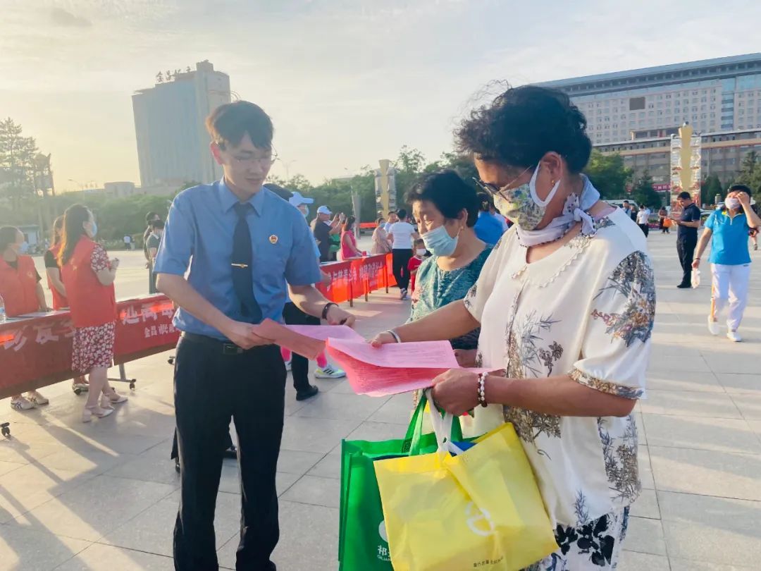 △在人民文化广场，相关成员单位正在向居民群众普及禁毒知识。