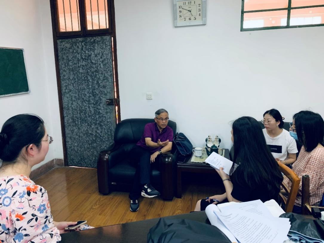 （成松柳教授对准备工作进行指导）
