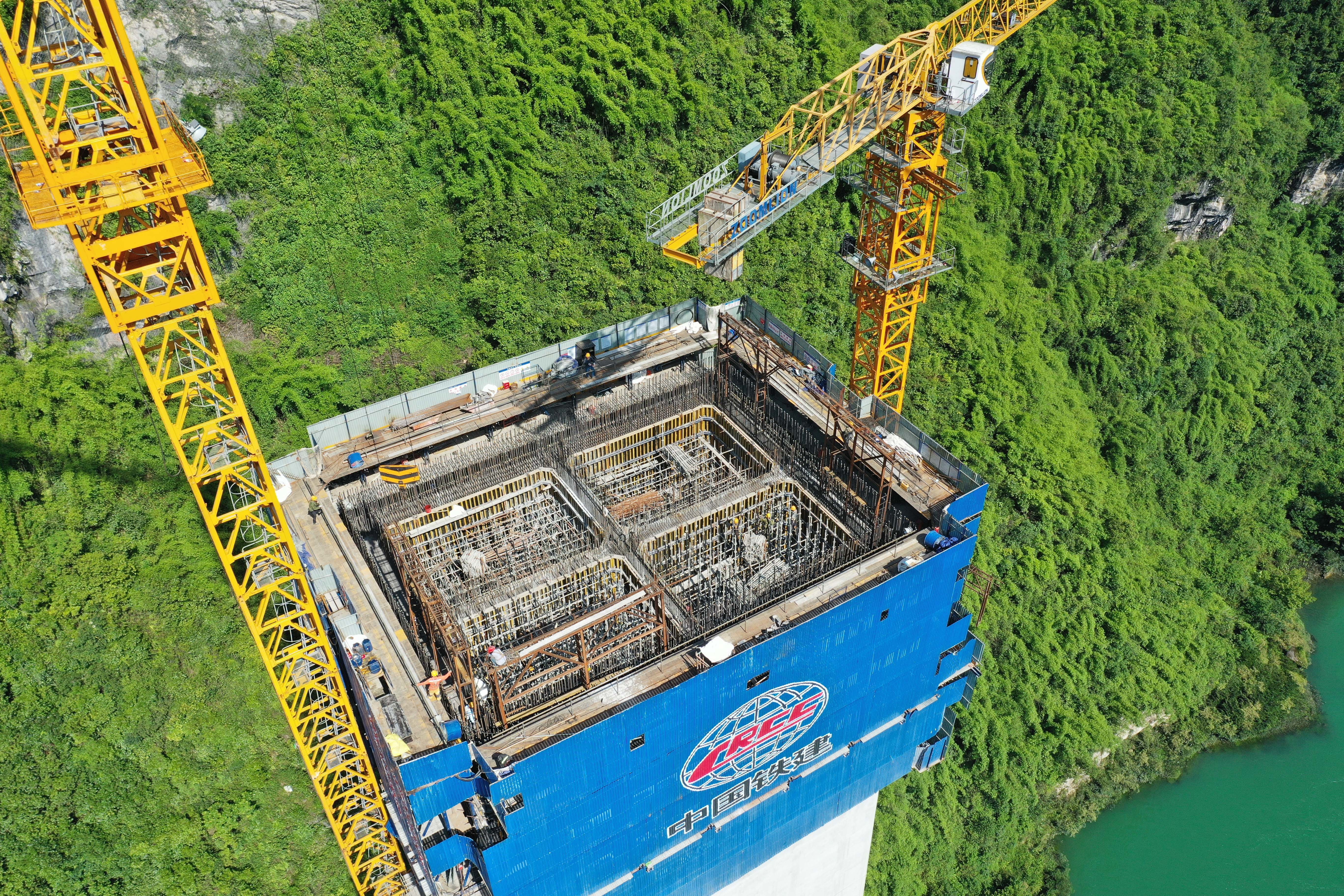 主墩高度相当于72层楼高,计划分37个节段施工,目前已施工完成第17