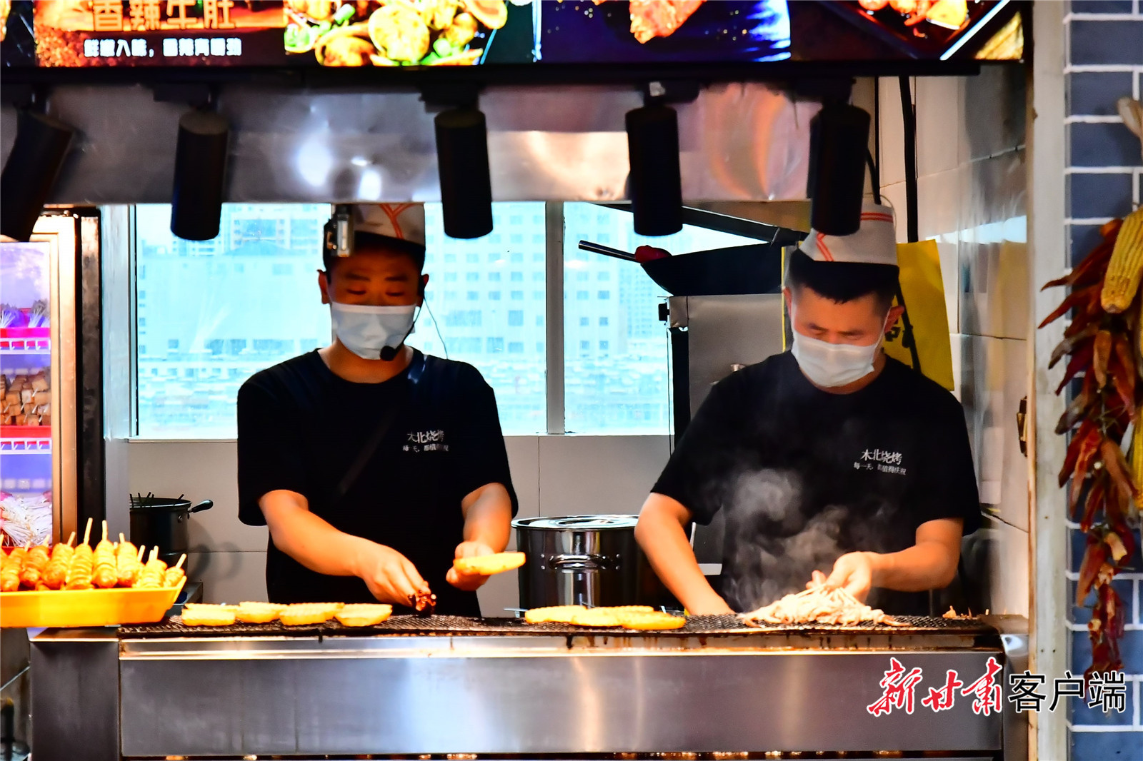 商户正在制作烧烤