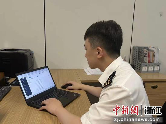 宁波保税区海关关员在食品标签管理平台进行标签审核作业  郑天帆 摄