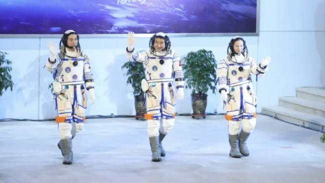 3名航天员讲述：在中国空间站生活6个月是什么体验
