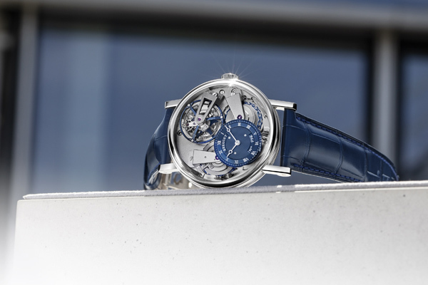 全新7047芝麻链陀飞轮腕表呈现现代化风格，同时沿用品牌经典设计元素。
