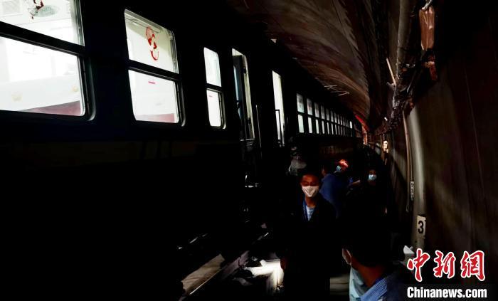 甘肃天水“看不见”火车的火车站：站台处山体内仅有两人值守