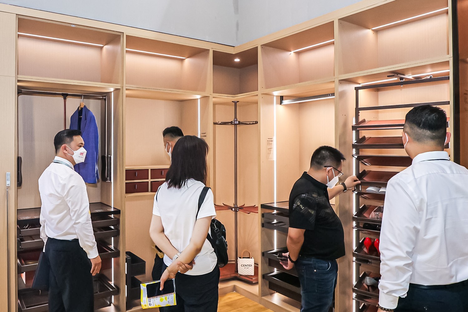 广州定制家居BOB竞猜展丨汇泰龙实力吸睛展位人潮如织！(图8)