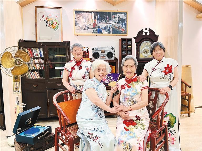 老人们穿着旗袍在"时光隧道"里合影