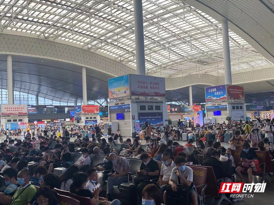 暑运首日的长沙南候车大厅.(盛天昱/摄)