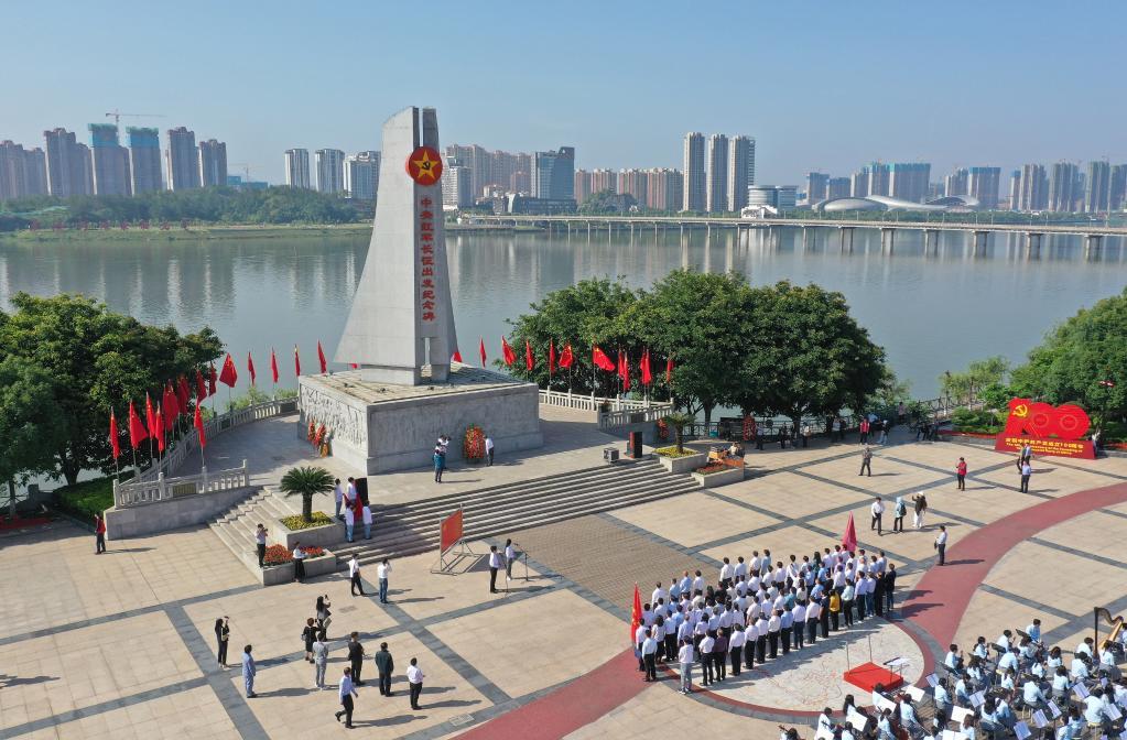 人们在江西省于都县中央红军长征出发纪念碑前参加纪念活动。 新华社记者 万象 摄