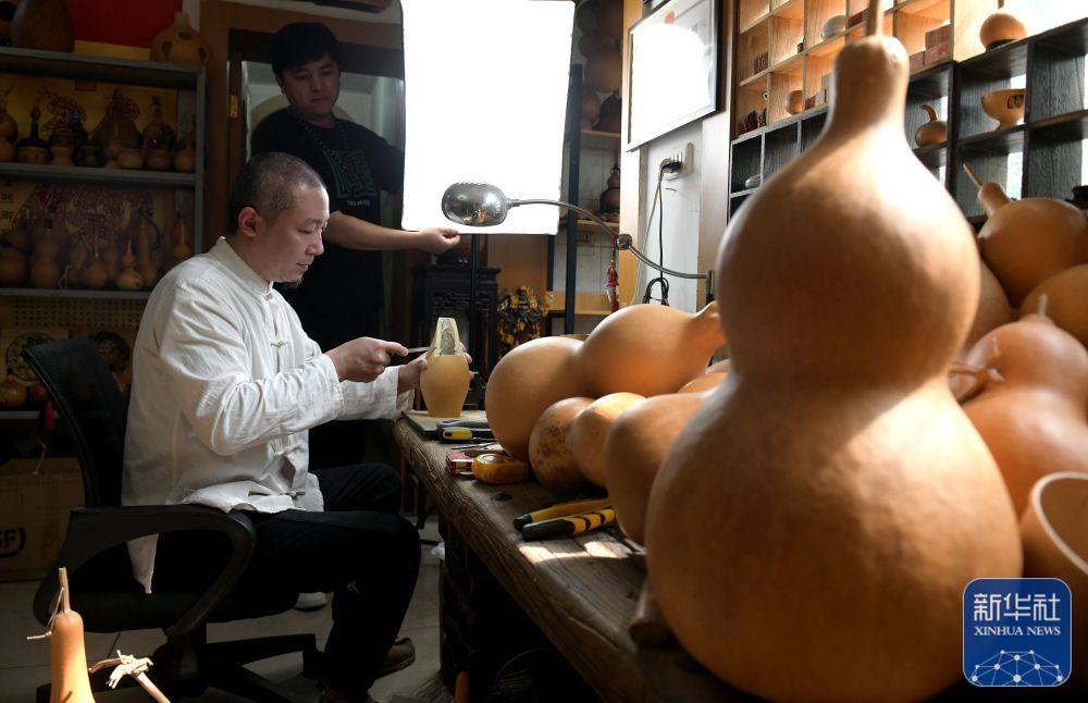 6月18日，民间艺人曹磊在石家庄市新华区工作室进行葫芦传统器具创作。