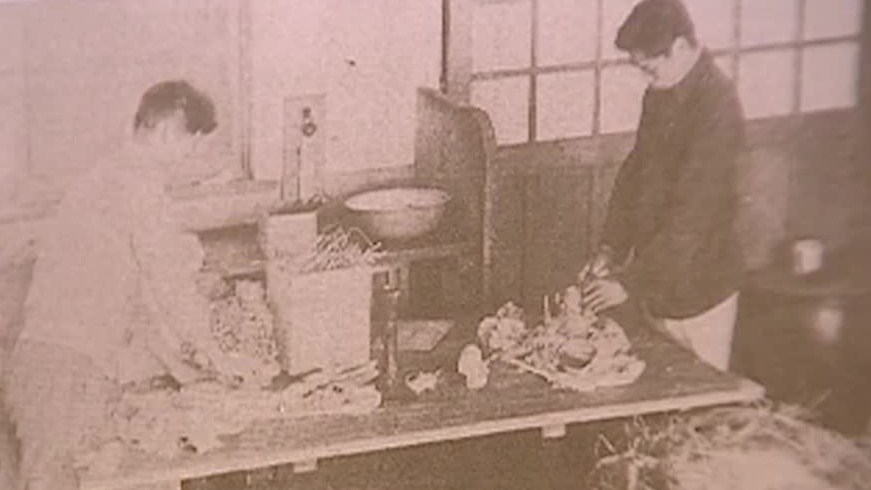 1932年吴祖光迷上了京剧，每天逃学去听戏，父亲却陷入两派争斗的旋涡