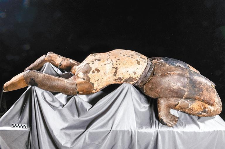 28号俑呈现仰卧姿态　　首席记者王健 通讯员张天柱 摄