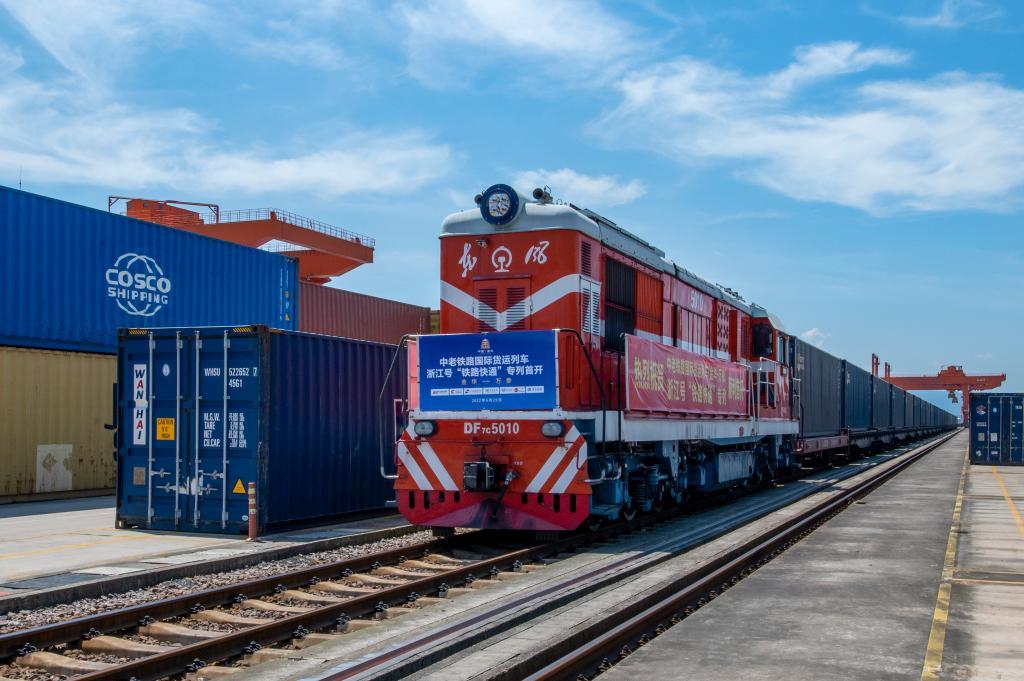 “浙江号”中老铁路国际货运列车在铁路金华南站准备发车。 新华社发 （胡肖飞 摄）