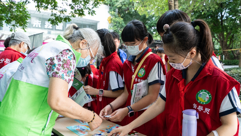广州海珠：小学生化身“小小督导员”，学习垃圾分类知识体验站桶督导