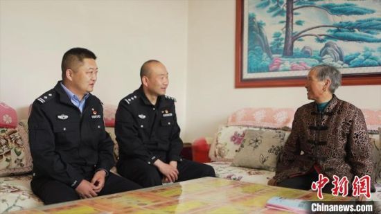 2022年5月，甘肃省武威市天祝县公安局治安大队大队长赵涛（左）入户与村民交谈。（资料图）甘肃省公安厅供图