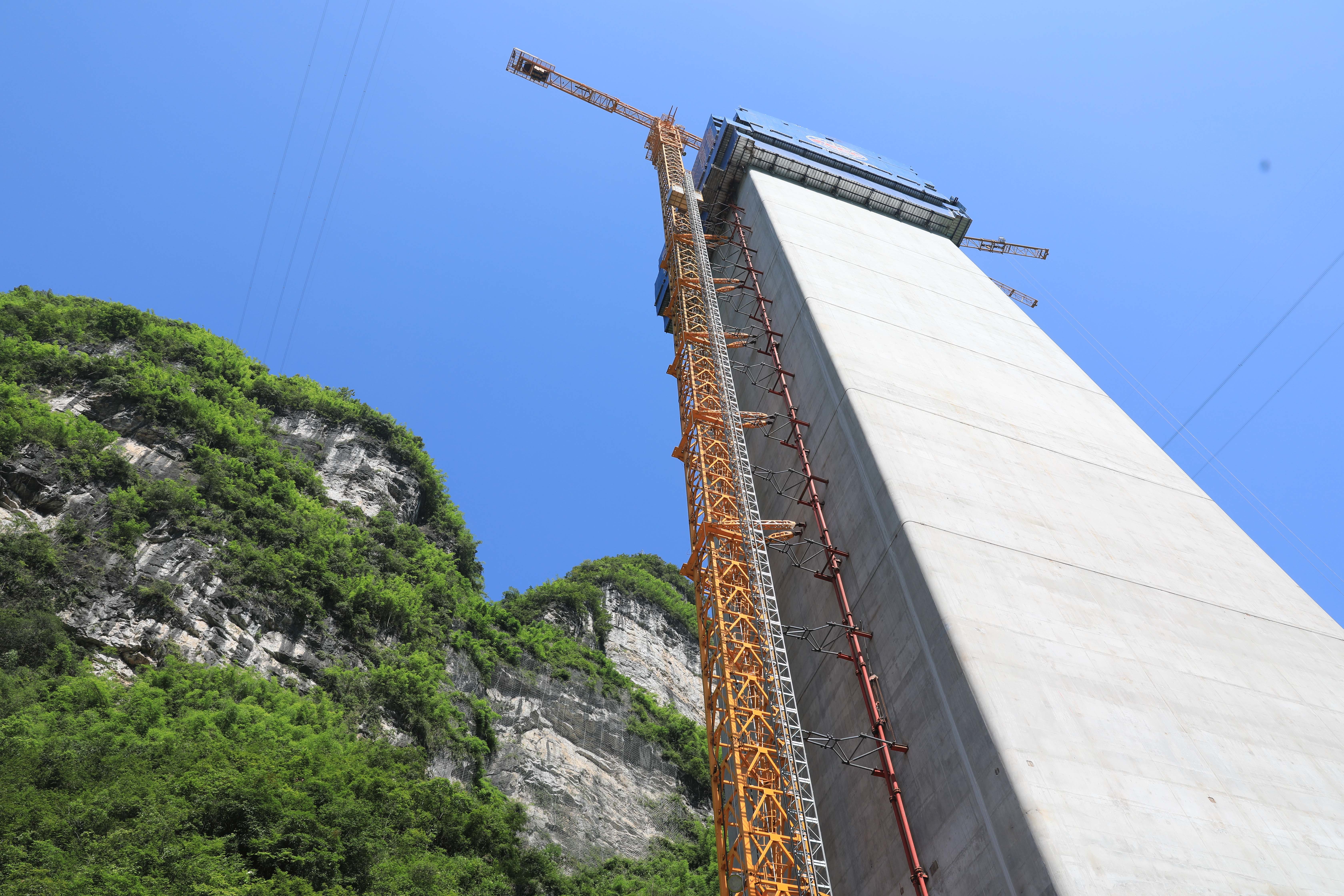 介绍,磨寨乌江特大桥已形成全面大干局面,目前5个桥墩的施工多点开花