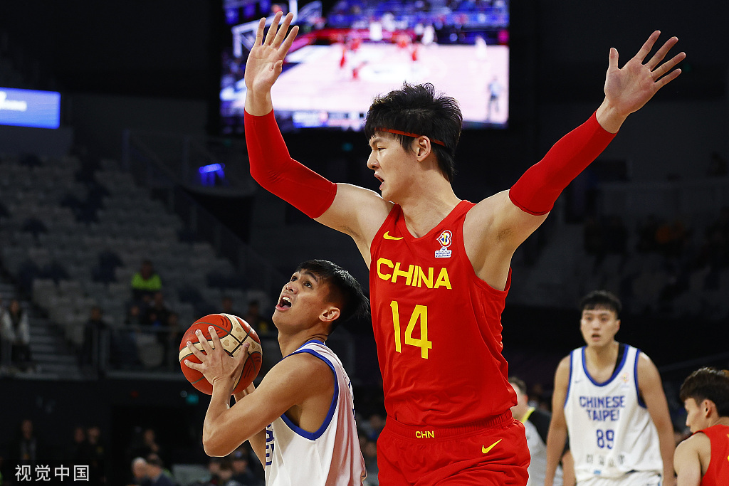 中国男篮身高占据绝对优势。