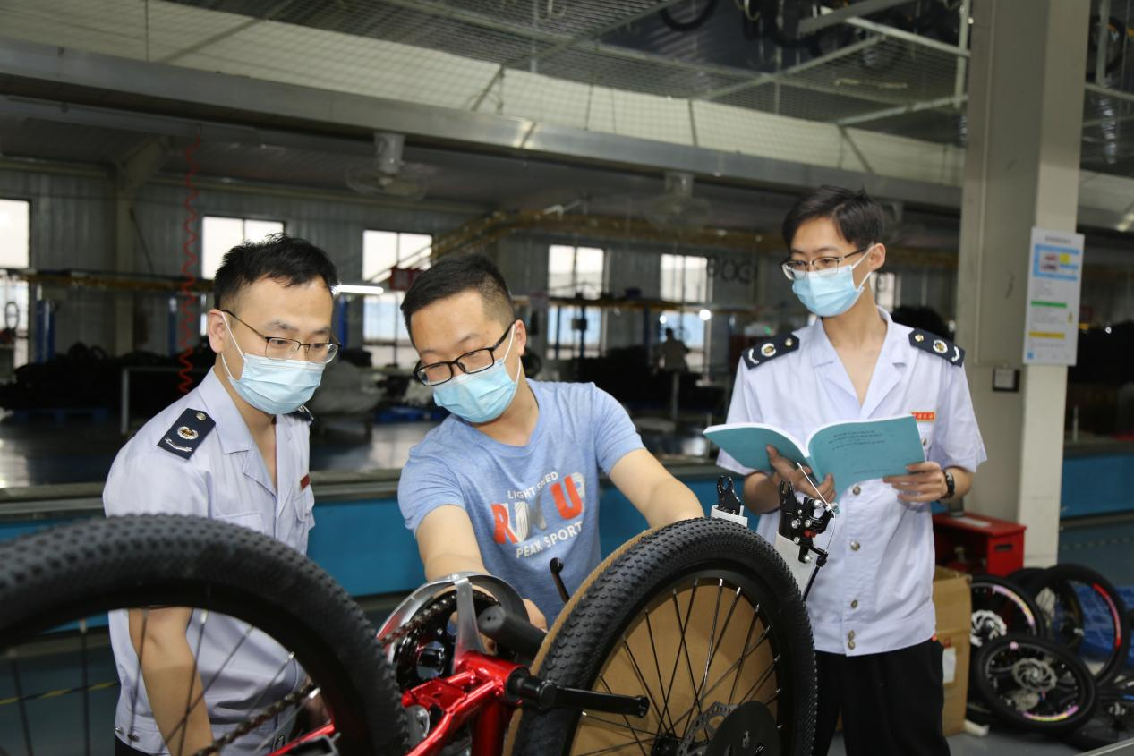 平乡县税务干部向童车生产企业宣讲税惠政策。孔祥奎摄