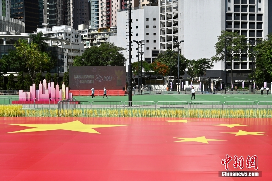 6月28日，香港各界庆典委员会于铜锣湾维多利亚公园以庆回归为主题设置不同的大型展示打卡装置，如国旗及区旗展示、水幕特效展示及特色打卡点等，开放予公众参观。图为国旗展示。 中新社记者 李志华 摄
