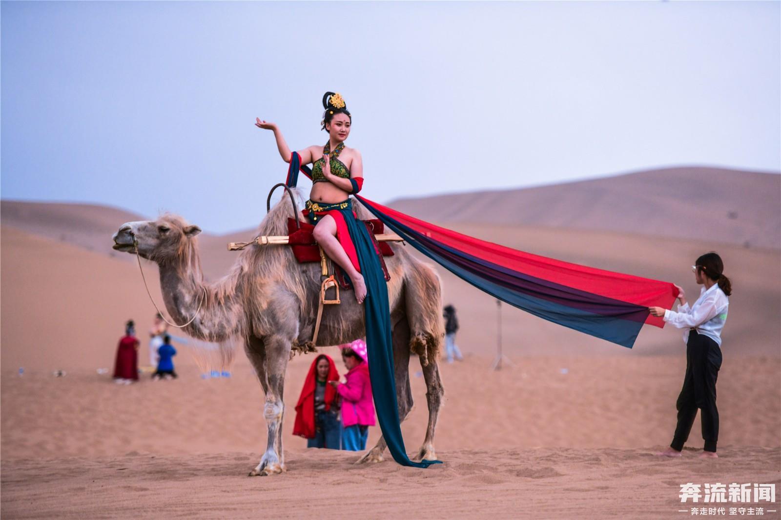 游客骑骆驼畅游敦煌大漠观赏醉美丝路风光 王斌银 摄