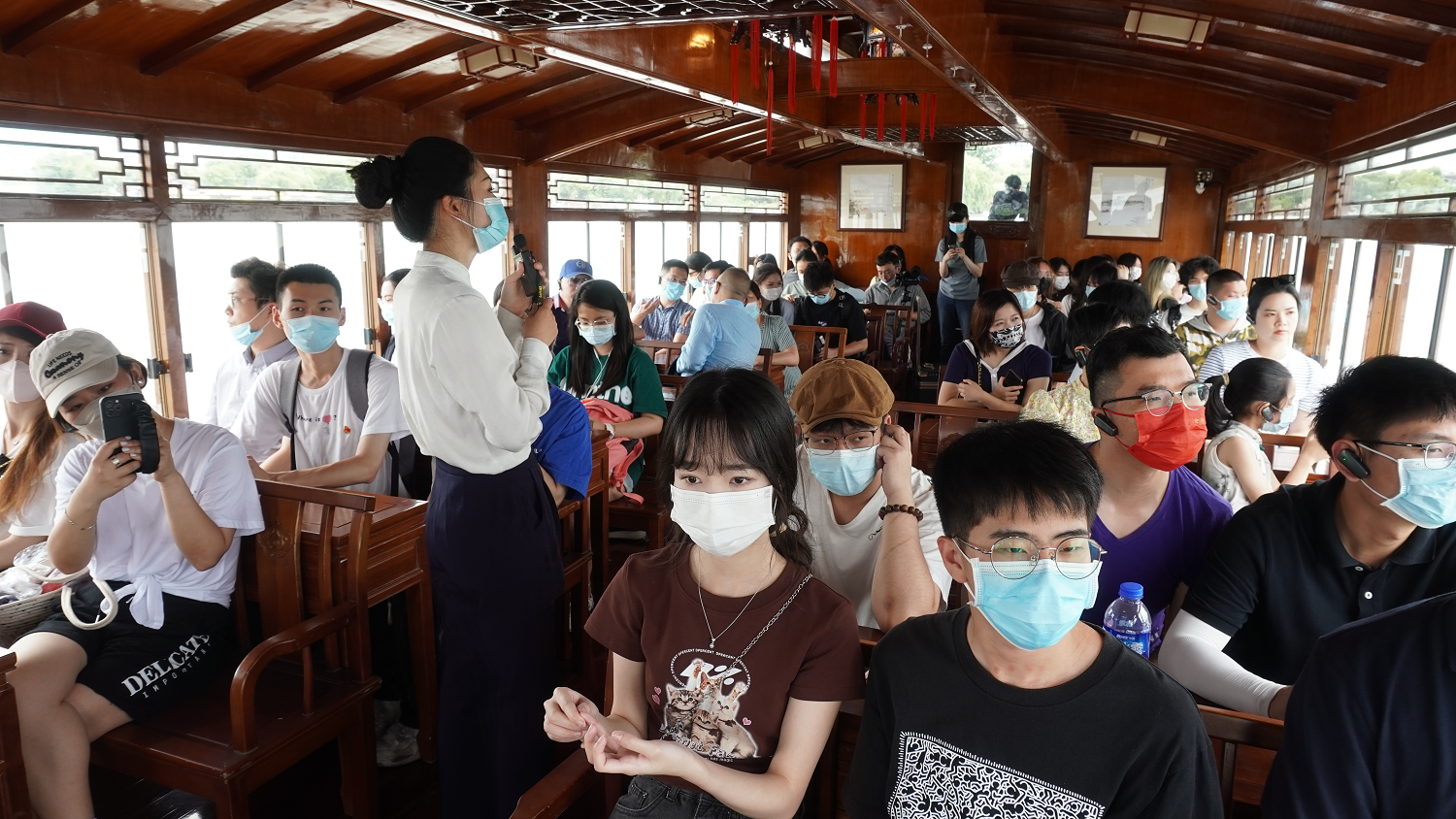 图注：香港青年在坐船前往南湖湖心岛