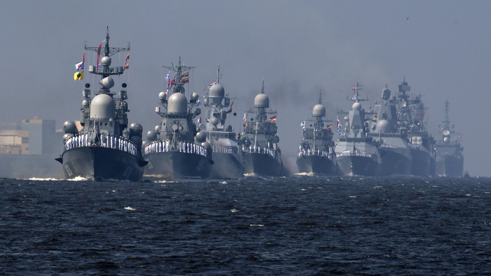 检阅中的波罗的海舰队，俄罗斯海军的摄影技术还是值得一赞，小型导弹舰也拍出了气势