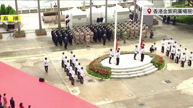 香港政府举行七一升旗仪式 护旗方队中式步操进场