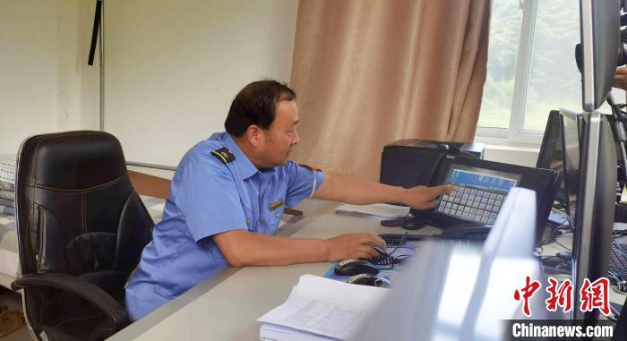 图为兰铁局天水车站张家川车间麻庵河站值班员刘建泽工作实况。　艾庆龙 摄