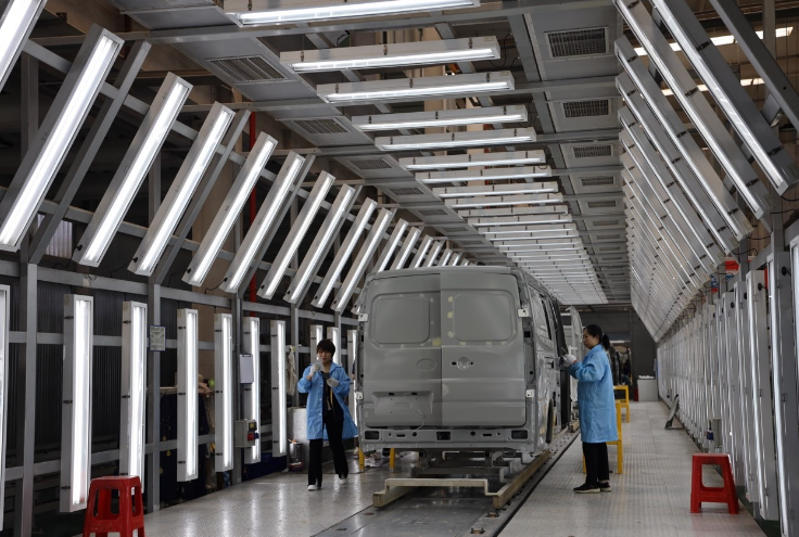 山东凯马汽车制造有限公司赣州分公司忙碌的装配车间。