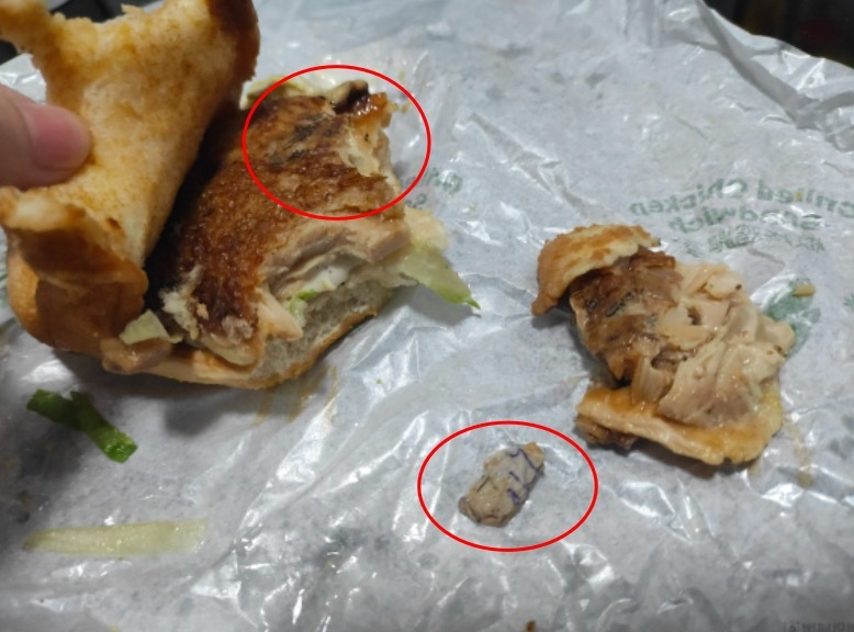 麦当劳板烧鸡腿堡中吃出蓝色字迹纸张，店长只赔80元餐品