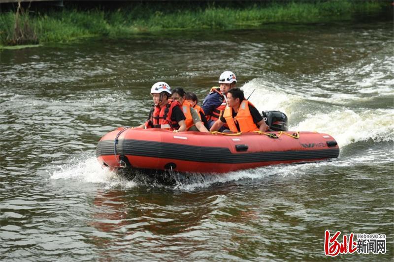 2022年6月28日，水上救援人员在邯郸市邯山区北羊井水库进行救援演练。通讯员李昊摄