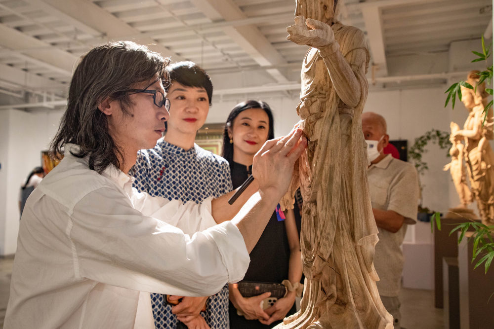 木雕艺术家季茂杰在兰州创意文化产业园创作木雕佛像 新华社记者 郎兵兵 摄