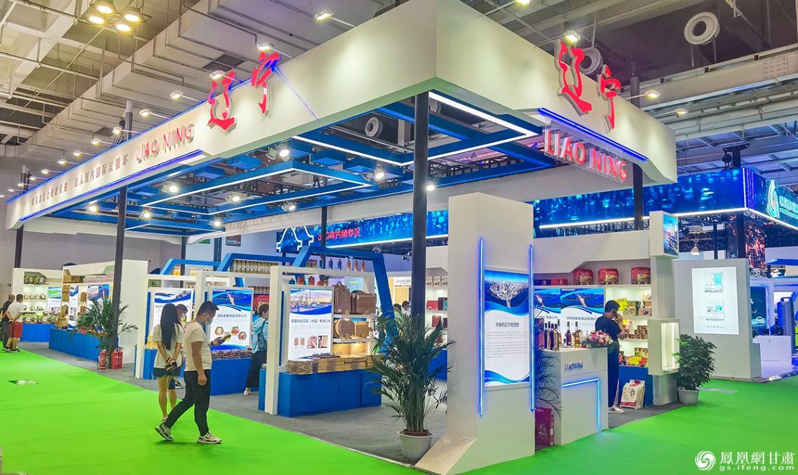 本届兰洽会辽宁省展区面积140平方米,22家企业的上百种精品亮相。李德宇 摄