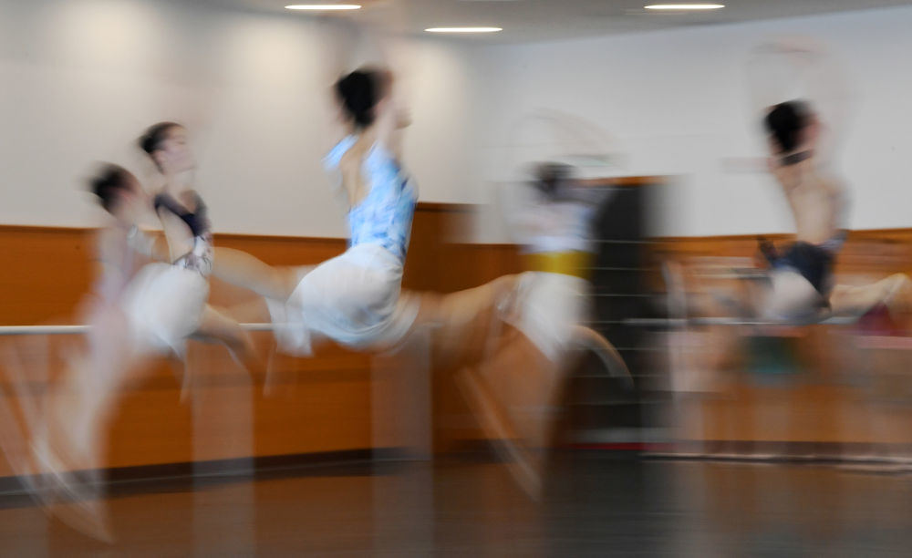 7月8日，兰州芭蕾舞团的演员在考核现场表演。新华社记者 陈斌 摄